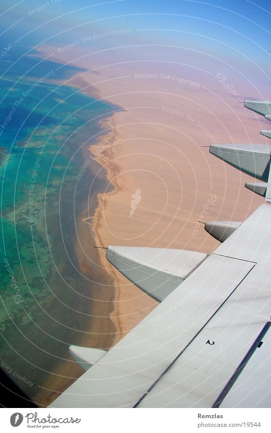 Küste von Sinai (2) Flugzeug Strand Triebwerke Fenster Korallen Wolken Meer Luftverkehr Flügel Blick Himmel Wasser
