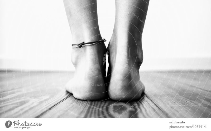 Womans heels with a bracelet standing on wooden floor Frau Erwachsene Geschwister Schwester Familie & Verwandtschaft Freundschaft Jugendliche Fuß 18-30 Jahre