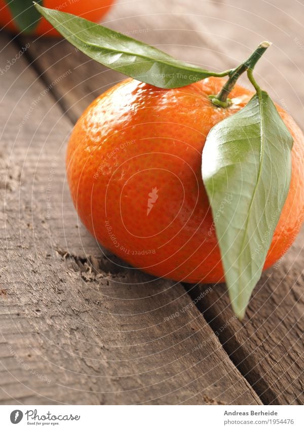 Orange mit Blatt Frucht Gesunde Ernährung Gesundheit lecker süß gelb fruit wood leaf Hintergrundbild fresh food healthy freshness diet agriculture ingredient