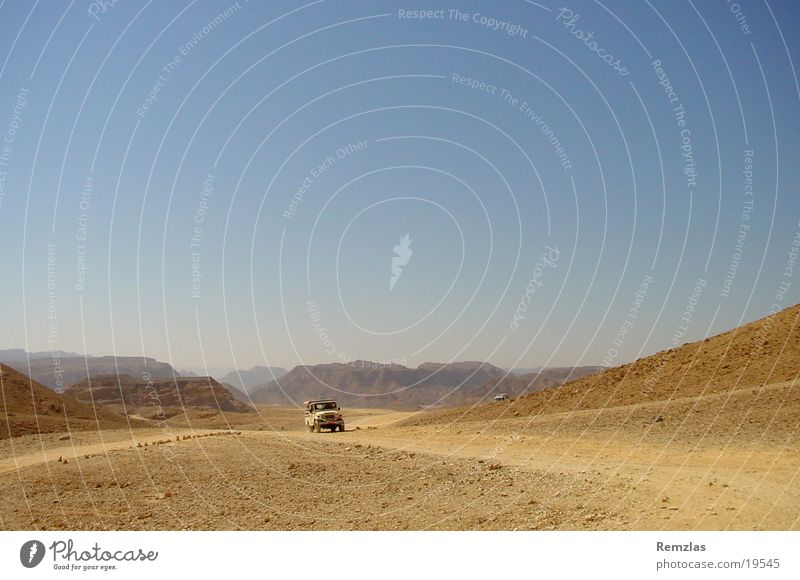 Jeep in der Wüste von Sinai (1) Geländewagen Zufriedenheit Stein Himmel Sand Ferne Freiheit