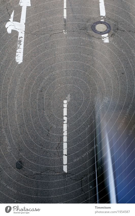 Sucht | Geschwindigkeit (1/3) Verkehr Straßenverkehr Autofahren Fahrzeug PKW Zeichen Schilder & Markierungen blau grau weiß Bewegungsunschärfe Speed Farbfoto