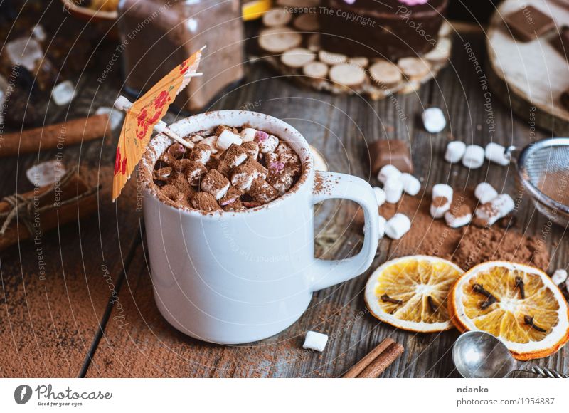 Tasse heiße Schokolade mit Marshmallows bestreut Frucht Dessert Frühstück Getränk Heißgetränk Kakao Kaffee Winter Tisch Sieb Holz genießen natürlich oben braun