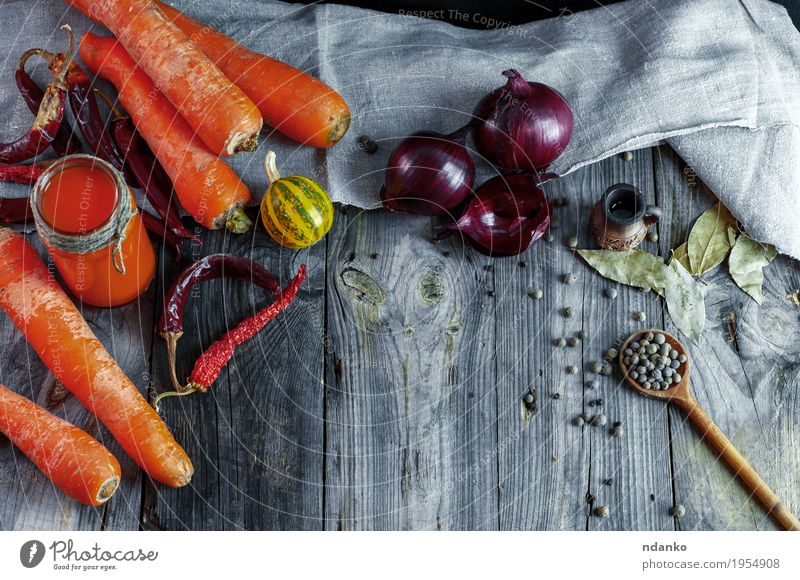 Reife frische orange Karotten mit frischem Saft Gemüse Kräuter & Gewürze Essen Vegetarische Ernährung Diät trinken Flasche Löffel Tisch Küche Restaurant
