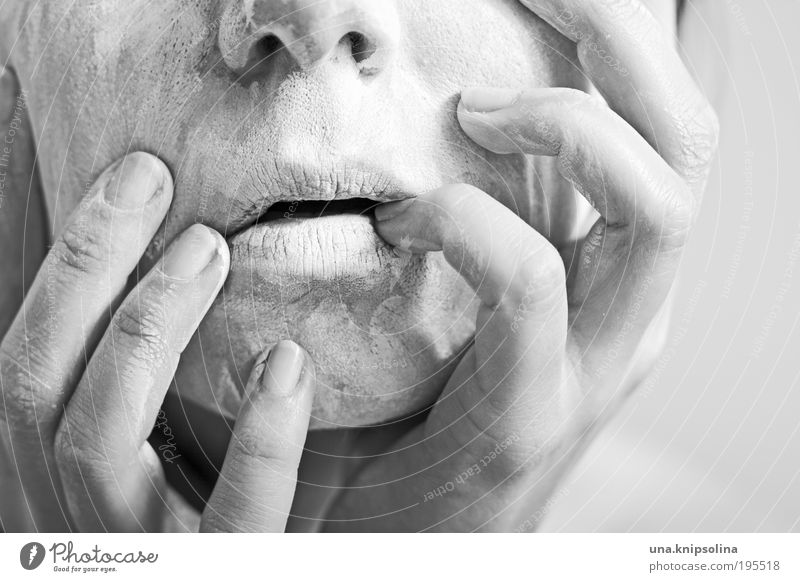 masking schön Körperpflege Kosmetik feminin Frau Erwachsene Haut Kopf Gesicht Nase Mund Lippen Hand Finger 1 Mensch 30-45 Jahre alt berühren Erholung Maske
