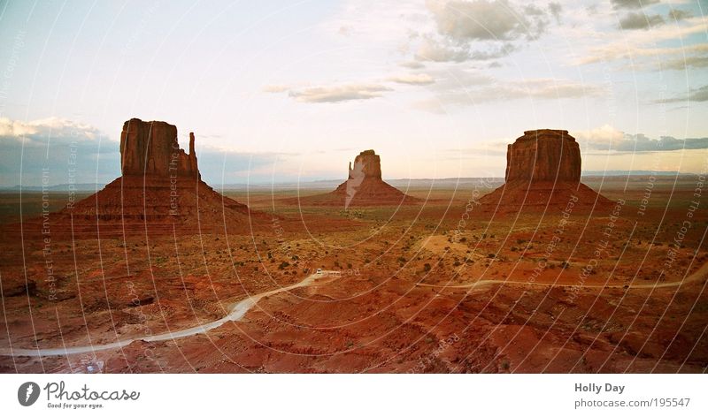 Monumentalteilchen Western Natur Landschaft Erde Sand Wolken Sommer Schönes Wetter Wärme Dürre Felsen Berge u. Gebirge Wüste Monument Valley USA Amerika Hügel