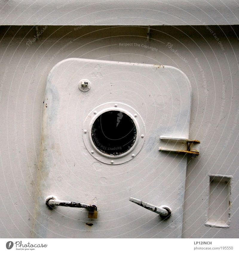 Schiefer Haussegen Maschine Schifffahrt Binnenschifffahrt Kreuzfahrt Bootsfahrt Öltanker U-Boot Wasserfahrzeug Hafen Bullauge Stahl Rost alt gruselig trist grau