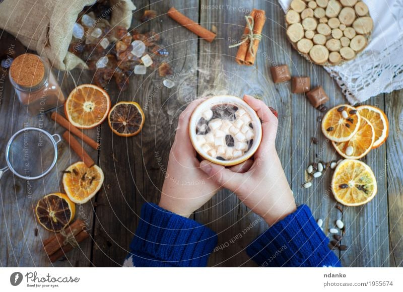 Tasse Kaffee mit Süßigkeiten Frucht Dessert Süßwaren Frühstück Getränk Heißgetränk Kakao Becher Winter Tisch Frau Erwachsene Arme Hand 1 Mensch 18-30 Jahre