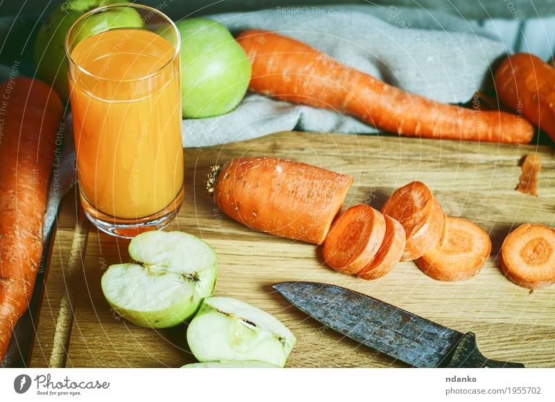 Glas frischer Saft von Karotten und Äpfeln mit frischem Gemüse Frucht Apfel Dessert Ernährung Vegetarische Ernährung Diät trinken Gesundheitswesen Küche Herbst