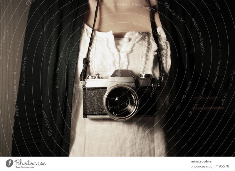 blick in die kamera feminin Haut Sammlerstück beobachten hängen historisch schön schwarz weiß Fotokamera Halskette umhängen Fotografie Strickjacke Top