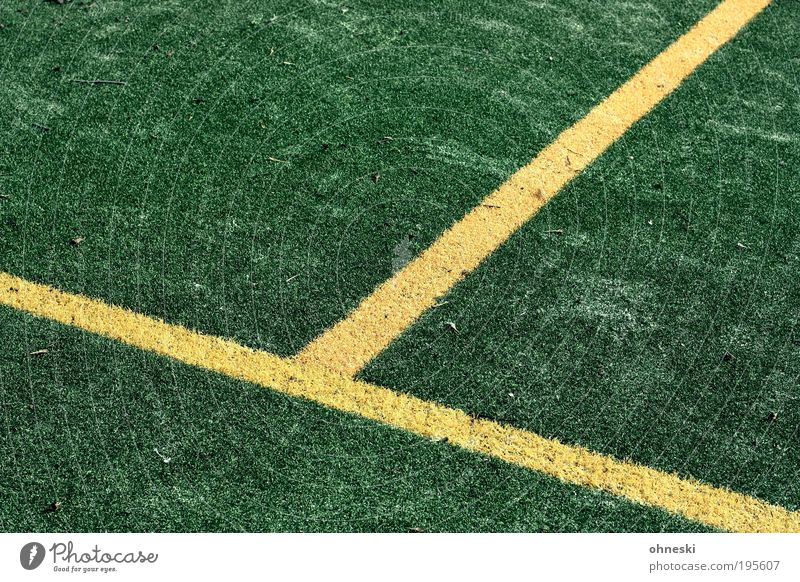 T(eppich) Sport Sportveranstaltung Erfolg Verlierer Fußball Sportstätten Fußballplatz gelb grün Linie Mittellinie Kunstrasen Farbfoto mehrfarbig Außenaufnahme