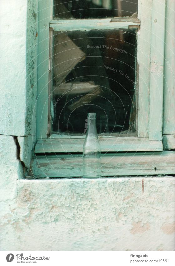 Flasche am Fenster Zerbrochenes Fenster türkis Ruine obskur altes haus
