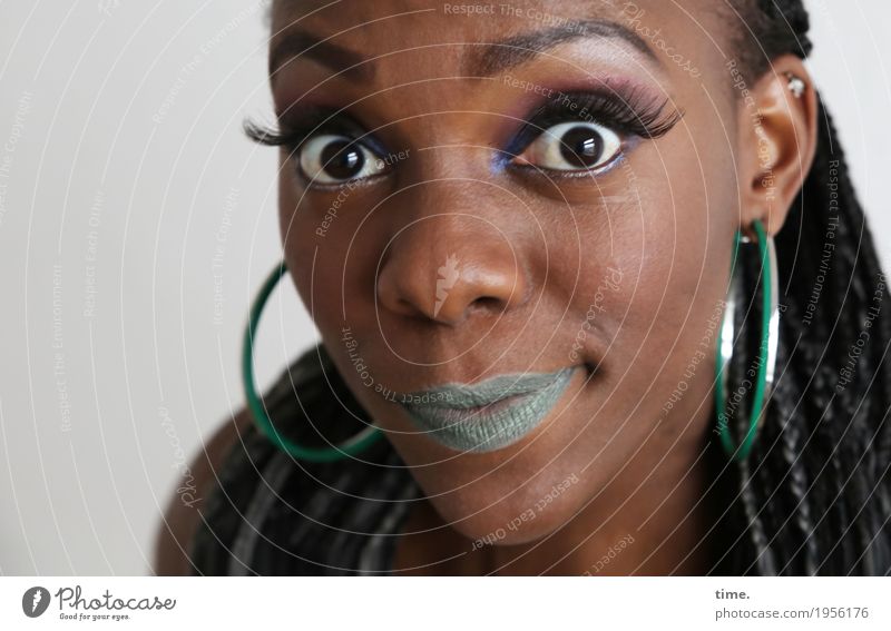 Tash feminin Frau Erwachsene 1 Mensch Künstler Schauspieler Schmuck Ohrringe Lippenstift schwarzhaarig langhaarig Rastalocken Afro-Look Blick außergewöhnlich