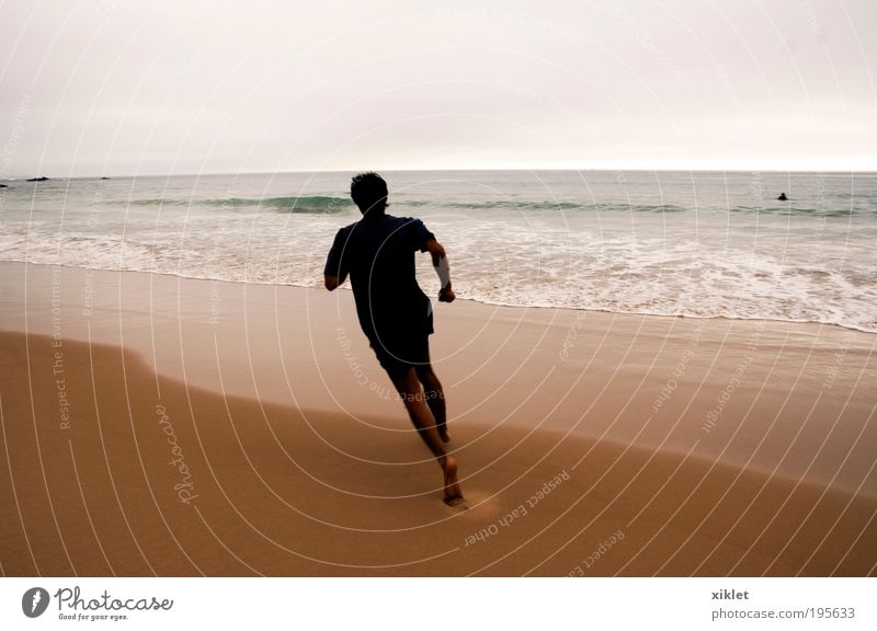 Sport am Strand Fitness Sport-Training Leichtathletik Joggen maskulin Junger Mann Jugendliche 1 Mensch 18-30 Jahre Erwachsene Natur Sand Sommer Wellen Küste