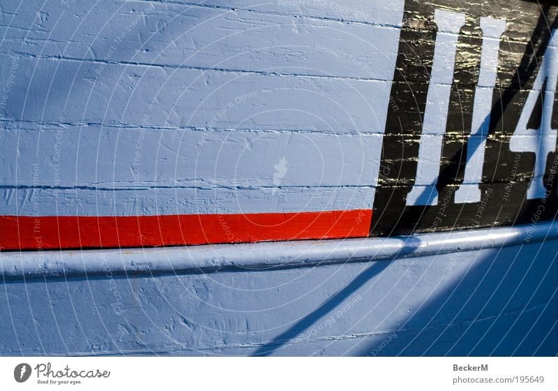 II4 Schifffahrt Fischerboot Holz Arbeit & Erwerbstätigkeit rot schwarz weiß ruhig fleißig Farbfoto Außenaufnahme Morgen Licht Schatten Totale