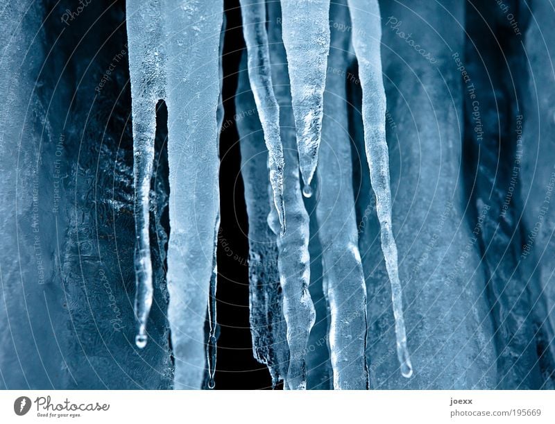 Kühlscharnk abtauen Wasser Winter Eis Frost kalt blau Klima Eiszapfen gefroren Eiszeit Farbfoto Gedeckte Farben Tag