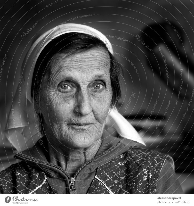 Anna Klara Weiblicher Senior Frau Großmutter Kopf 1 Mensch 60 und älter alt schwarz weiß Gefühle Güte Menschlichkeit Gelassenheit ruhig Innenaufnahme Porträt