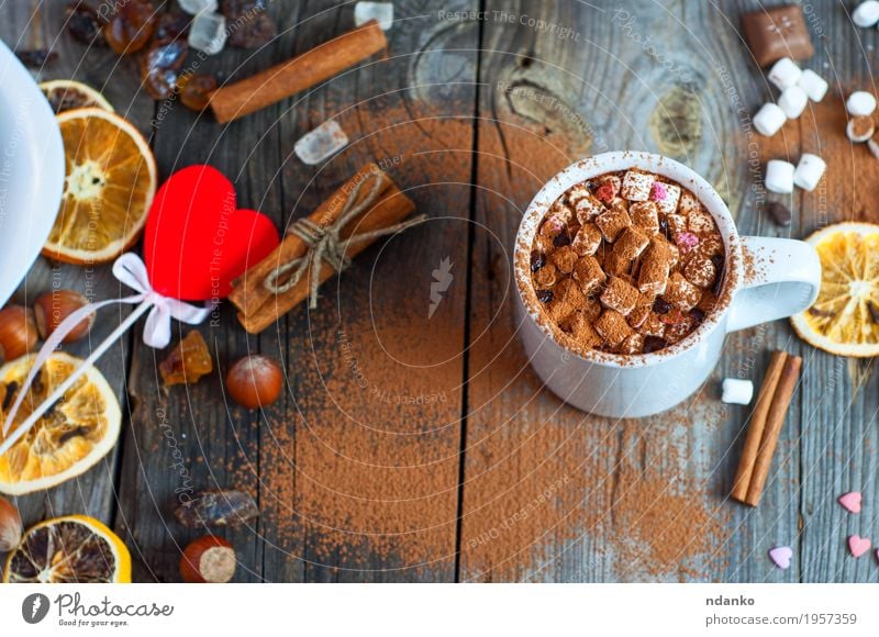 weiße Tasse mit einem Getränk auf der Holzoberfläche Frucht Dessert Süßwaren Schokolade Kräuter & Gewürze Heißgetränk Kakao Becher Tisch Sieb Herz Essen