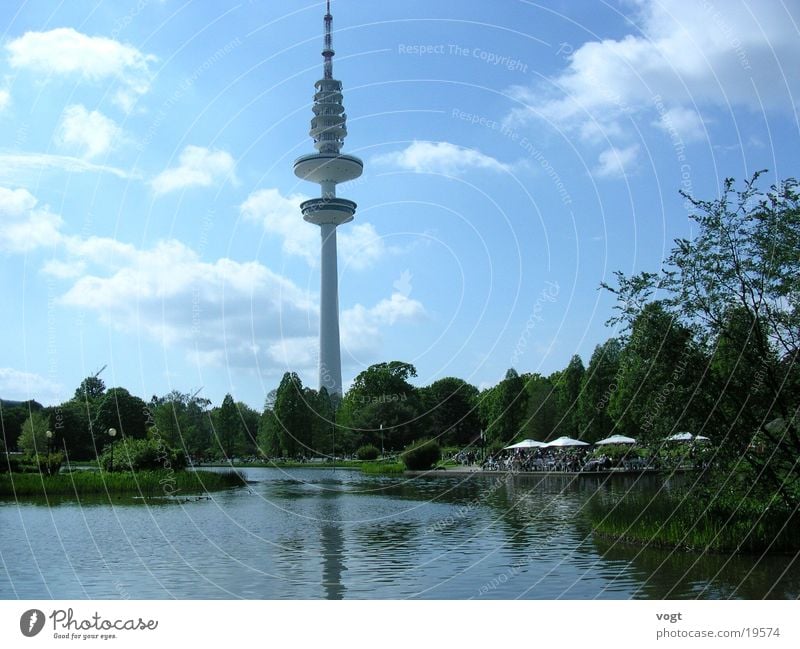 Oase der Ruhe See Wolken Blume Terrasse ruhig Park Hamburg Pflanze Fernsehturm Hamburger Fernsehturm