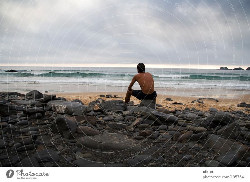 Mann sitzt am Strand, Junger Mann Jugendliche 18-30 Jahre Erwachsene Sand Wasser Sonne Sommer Wellen Küste beobachten Denken Blick sitzen frisch muskulös nackt