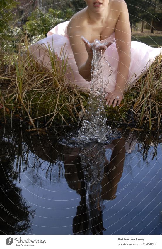 aus dem vollen schöpfen feminin Junge Frau Jugendliche Leben 1 Mensch 18-30 Jahre Erwachsene Wasser Wassertropfen Frühling Sommer Gras Garten Teich See Mode