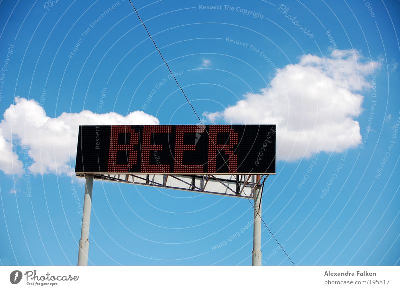 Heute gibt's Bier II Alkohol Sommer Veranstaltung Schilder & Markierungen Feste & Feiern Freude Sucht Werbung Bildschirm Alkoholsucht Stadion Gastronomie