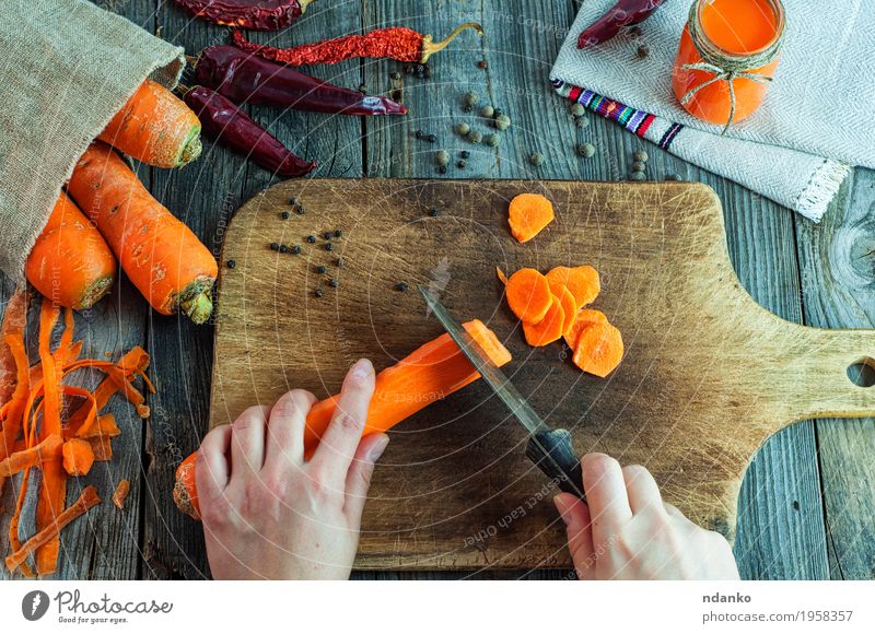 Prozess des Schneidens von Scheiben von frischen Karotten Lebensmittel Gemüse Kräuter & Gewürze Ernährung Vegetarische Ernährung Diät Getränk Saft Flasche