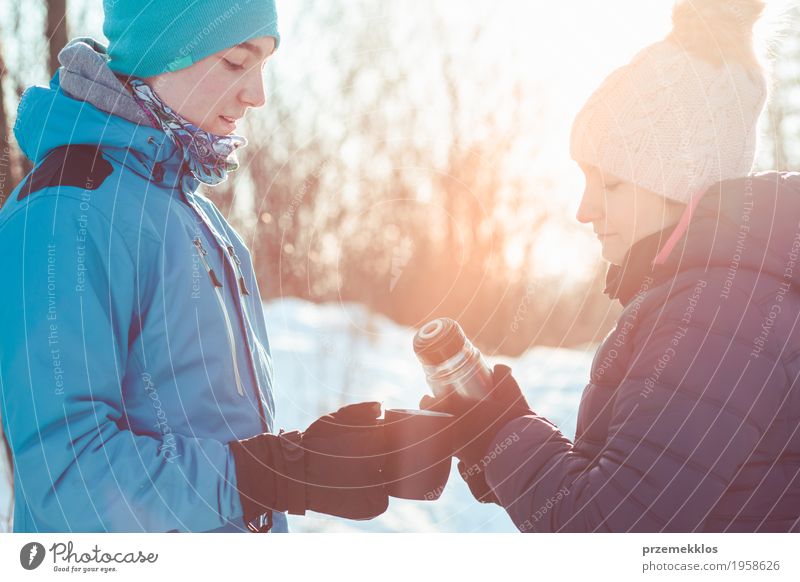 Pause für heißes Getränk während der Winterreise trinken Heißgetränk Tee Lifestyle Ferien & Urlaub & Reisen Ausflug Abenteuer Freiheit Schnee Winterurlaub