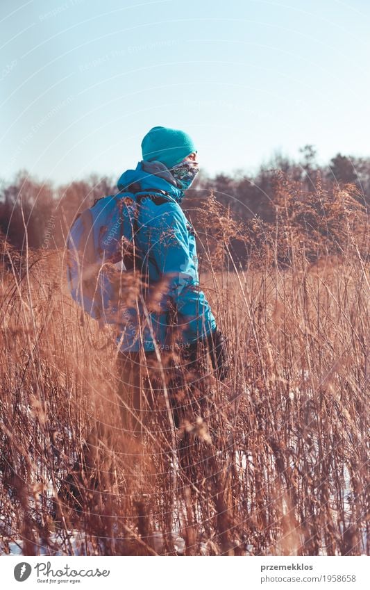 Junge, der durch Wiesen in der Winterzeit wandert Lifestyle Freude Ferien & Urlaub & Reisen Ausflug Abenteuer Freiheit Expedition Schnee Winterurlaub wandern 1
