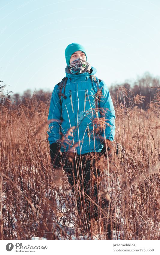 Junge, der durch Wiesen in der Winterzeit wandert Lifestyle Freude Ferien & Urlaub & Reisen Ausflug Abenteuer Freiheit Expedition Schnee wandern 1 Mensch