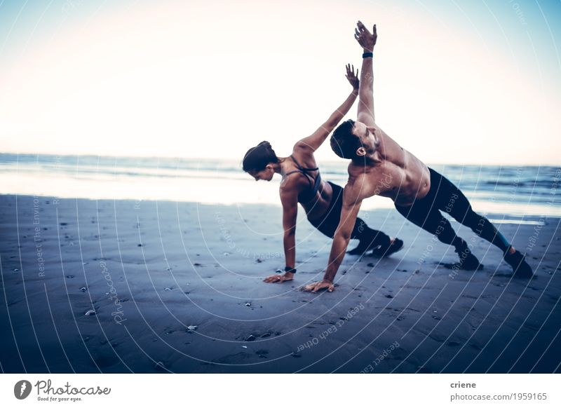 Das junge erwachsene Paar, das Eignung tut, trainiert auf Strand Lifestyle Körper sportlich Fitness Leben Wohlgefühl Freizeit & Hobby Meer Sport Sport-Training