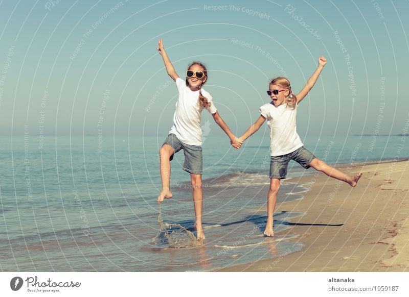 zwei Schwestern spielen am Strand Lifestyle Freude Glück schön Erholung Freizeit & Hobby Spielen Ferien & Urlaub & Reisen Freiheit Sommer Sonne Meer Erfolg Kind