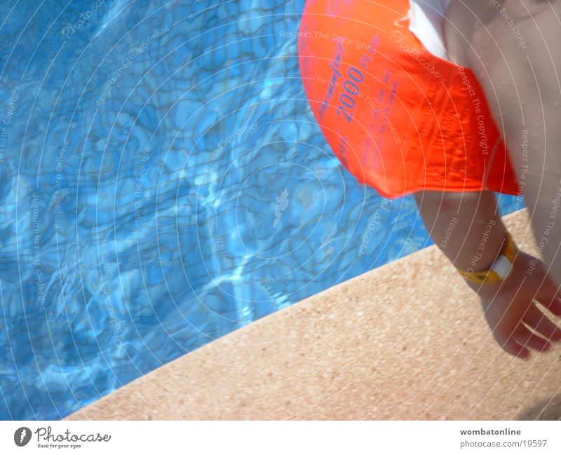 Sprung ins kalte Wasser Schwimmbad Kind Schwimmhilfe Sommer Ferien & Urlaub & Reisen Europa Becken Sonne