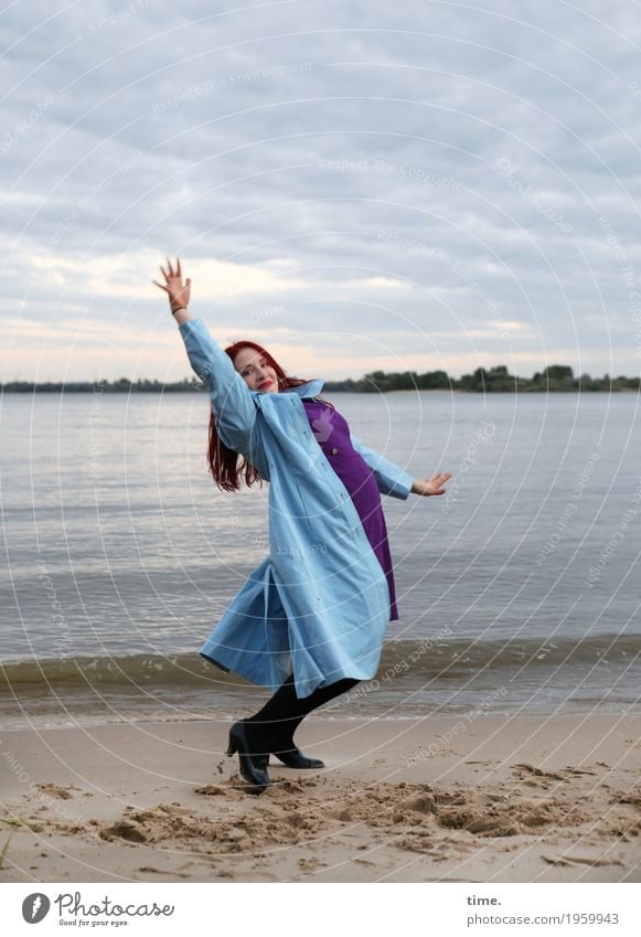 . feminin Frau Erwachsene 1 Mensch Schauspieler Tänzer Himmel Herbst Küste Flussufer Strand Kleid Mantel Schuhe rothaarig langhaarig lachen Blick Tanzen