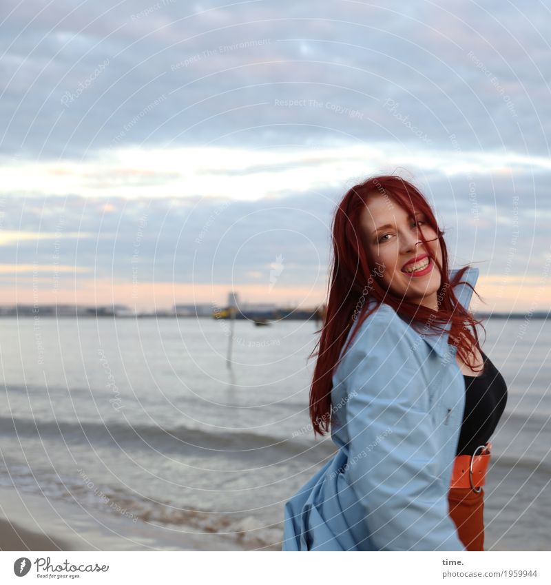 Anastasia feminin Frau Erwachsene 1 Mensch Himmel Wolken Horizont Wellen Küste Flussufer T-Shirt Rock Mantel rothaarig langhaarig beobachten Bewegung drehen