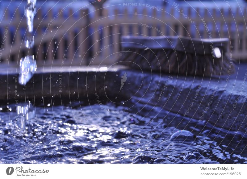 Brunnen Bürste Wasser Wassertropfen frisch nass blau braun kalt Farbfoto Außenaufnahme Dämmerung Sonnenstrahlen Zentralperspektive Tag