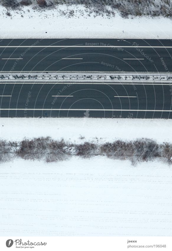 Freie Fahrt Erde Winter Schnee Sträucher Feld Verkehrswege Autobahn weiß Mittelstreifen Streifen Vogelperspektive 4-spurig Schneelandschaft Autofrei Farbfoto