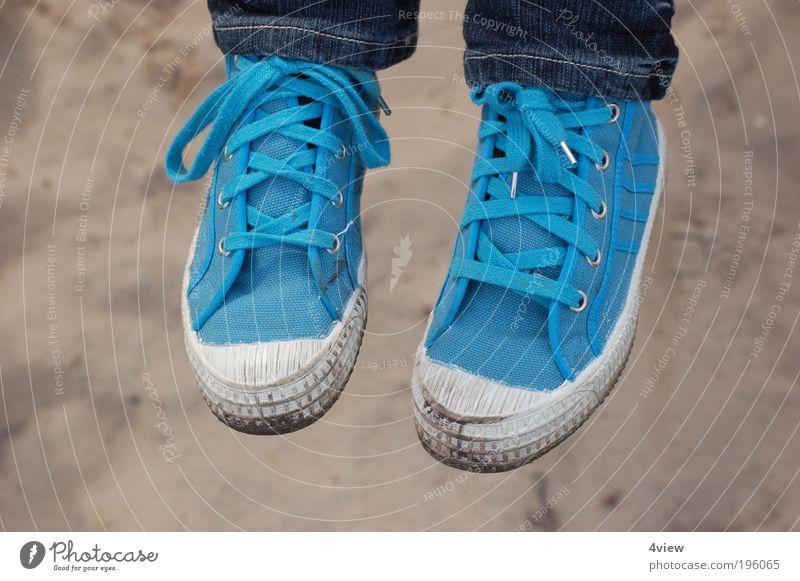 Die Füße baumeln lassen 2 Mädchen Fuß 3-8 Jahre Kind Kindheit Schuhe schaukeln einzigartig blau Gefühle Gelassenheit Zukunftsangst unbeständig Freiheit