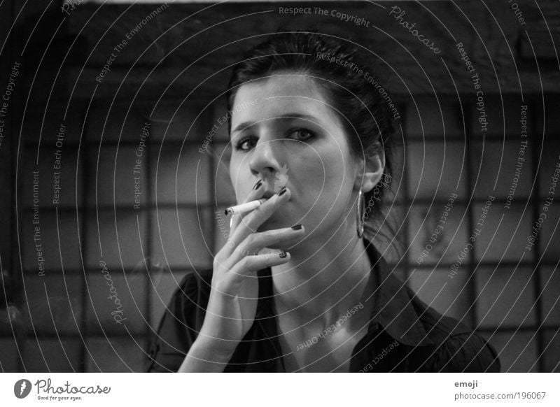Stil feminin Junge Frau Jugendliche Gesicht Hand 1 Mensch 18-30 Jahre Erwachsene Rauchen Coolness einzigartig dünn grau schwarz Zigarette Laster Schwarzweißfoto