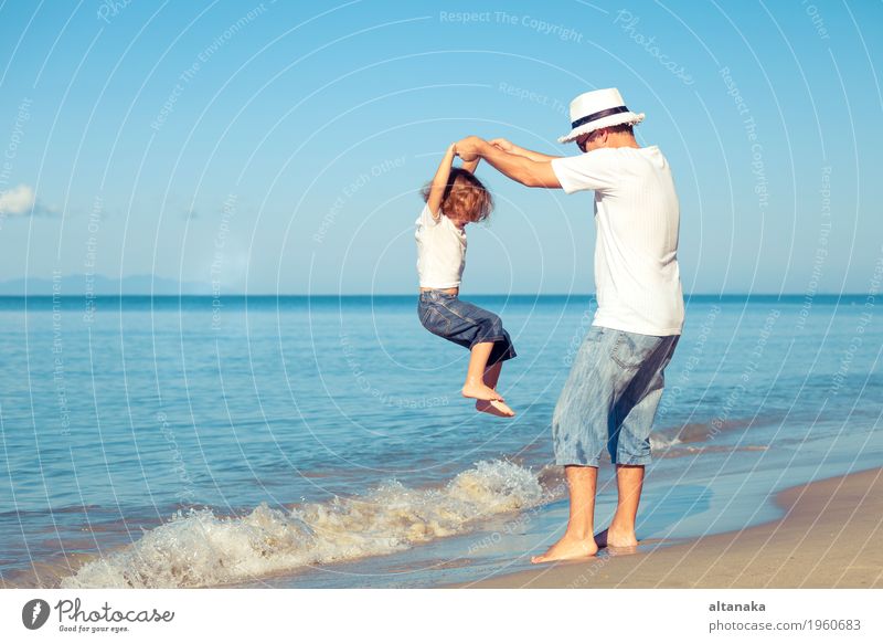 Vater und Sohn spielen am Strand in der Tageszeit. Konzept der freundlichen Familie. Lifestyle Freude Leben Erholung Freizeit & Hobby Spielen