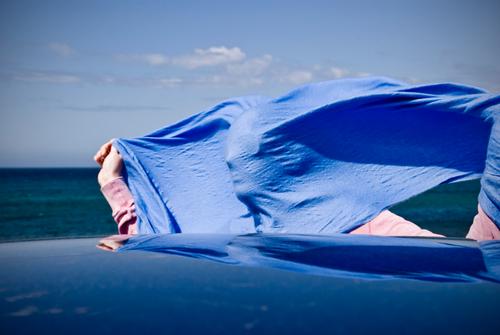 Profilwindhose Sommerurlaub Sonne Meer 1 Mensch Schönes Wetter Wind Sturm Schal authentisch Fröhlichkeit lustig verrückt blau Lebensfreude Abdruck gesichtslos
