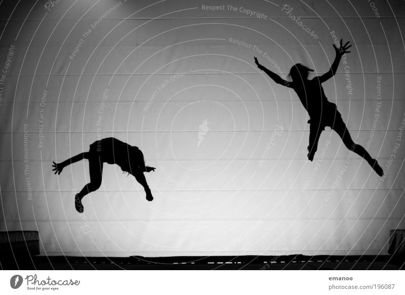 Kontrollverlust Lifestyle Freude Freizeit & Hobby Tanzen Sport Fitness Sport-Training Sportler Mensch Junge Frau Jugendliche 2 fallen fliegen springen sportlich