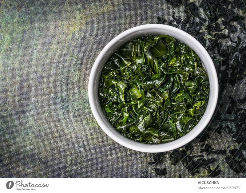 Wakame Algen in Wasser Schüssel Lebensmittel Ernährung Bioprodukte Vegetarische Ernährung Diät Asiatische Küche Schalen & Schüsseln Stil Design Gesundheit