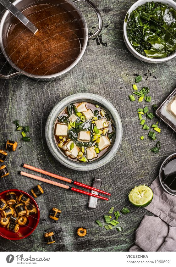 Japanische Miso-Suppe mit Zutaten Lebensmittel Eintopf Ernährung Mittagessen Abendessen Bioprodukte Vegetarische Ernährung Diät Asiatische Küche Geschirr