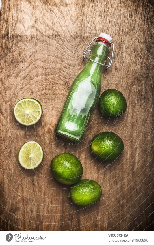 Flasche mit Limettensaft Lebensmittel Frucht Bioprodukte Vegetarische Ernährung Diät Getränk Saft Stil Design Gesundheit Gesunde Ernährung Sommer Tisch