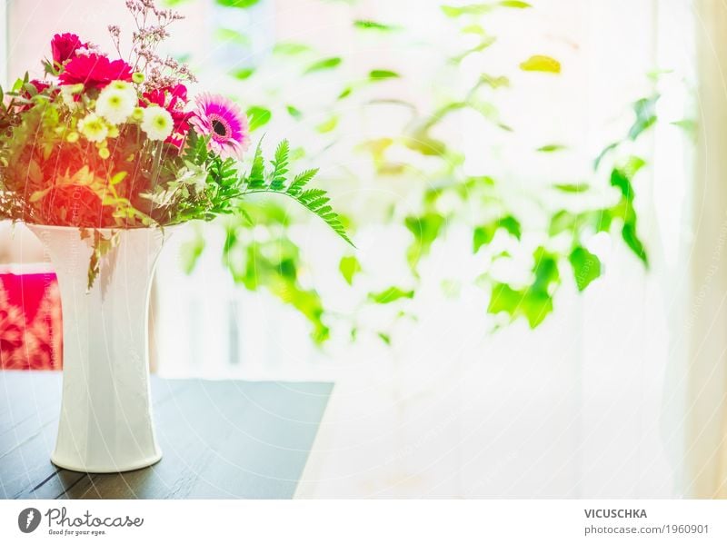 Blumenstrauß in Vase auf Tisch am Fenster Lifestyle Stil Design Sommer Häusliches Leben Wohnung Dekoration & Verzierung Raum Natur Pflanze rosa Sonne gemütlich