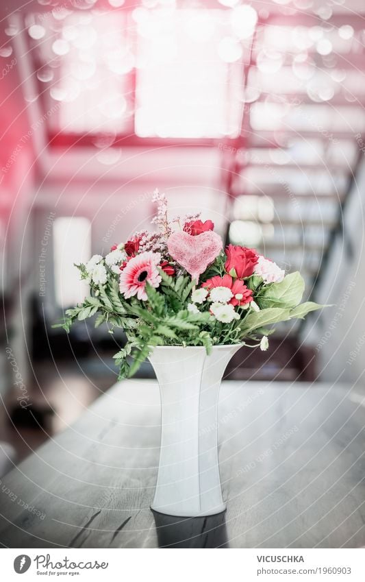Blumen mit Herz in Vase auf Tisch im Wohnzimmer elegant Stil Design Leben Häusliches Leben Wohnung Traumhaus Innenarchitektur Dekoration & Verzierung