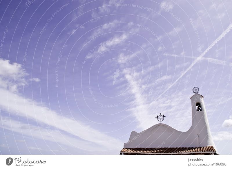 Himmelszeichen Wolken Schönes Wetter Porto Cervo Italien Dorf Fischerdorf Kirche Zeichen Kreuz alt ästhetisch historisch positiv blau ruhig Hoffnung Glaube