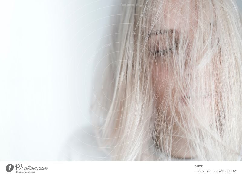 WHITE HAIR Mensch feminin Mädchen Junge Frau Jugendliche Kopf Haare & Frisuren Gesicht Auge Mund 1 18-30 Jahre Erwachsene blond weißhaarig langhaarig Erholung