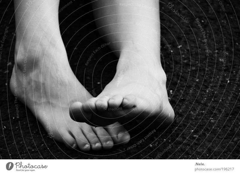 ein paar füße. Haut Fuß einfach nah natürlich schwarz weiß Gelassenheit ruhig Erholung Schwarzweißfoto Außenaufnahme Menschenleer Textfreiraum rechts