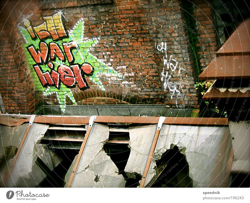 icH WAr hier [H08.2] Industrie Menschenleer Industrieanlage Fabrik Ruine Mauer Wand Fassade Fenster Dach Rost Backstein Zeichen Schriftzeichen Graffiti dreckig